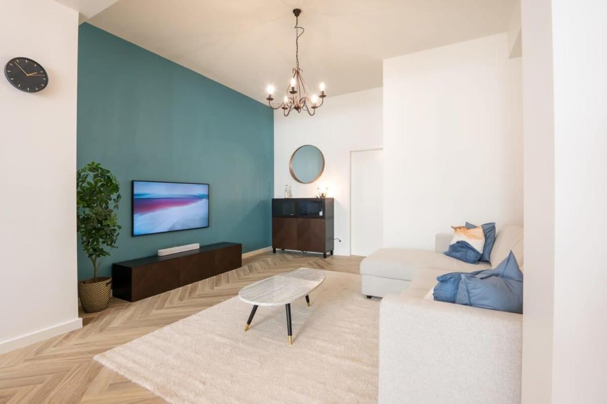 Beautiful Renovated In An Authentic Building Appartement *